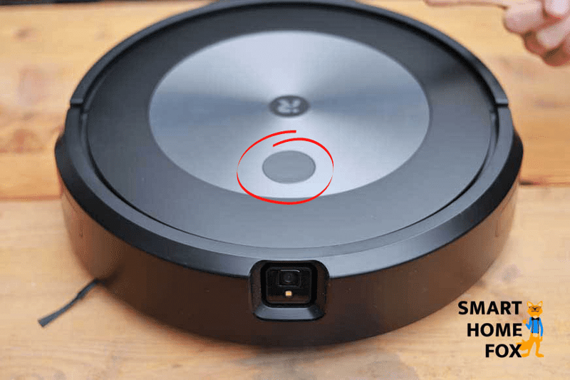 Der Steuerungsknopf des iRobot Roomba j7+ ist in der Nahaufnahme zu sehen.
